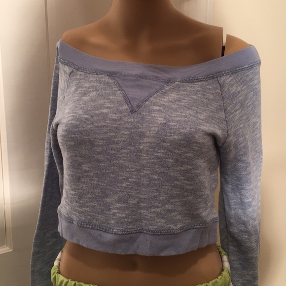“Warm” crop top with long sleeves! Lol! - Picture 3 of 4